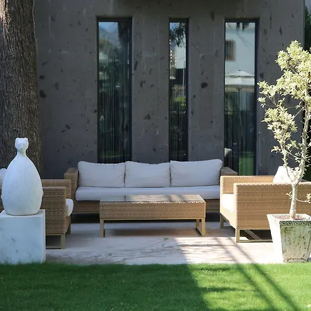 Sandora Boutiuqe Яликовак